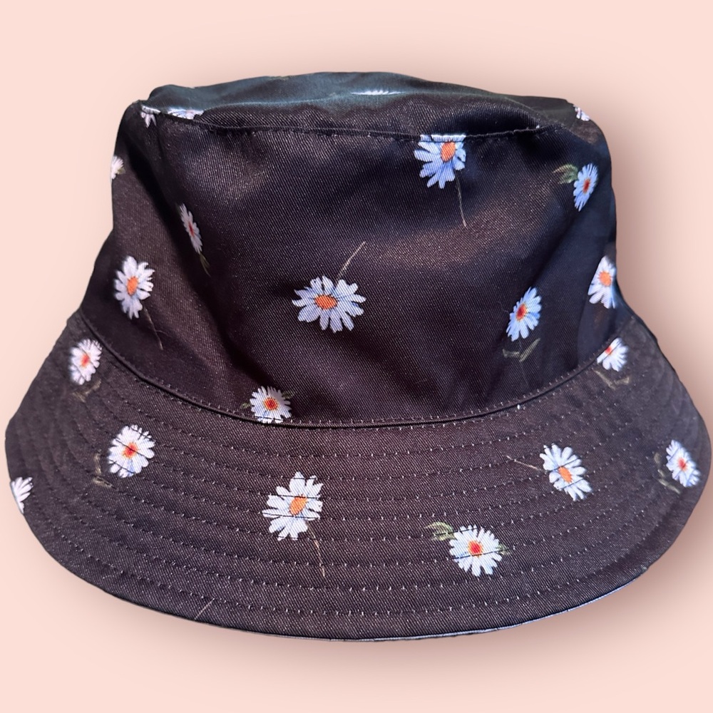 floral & white reversible bucket hat.